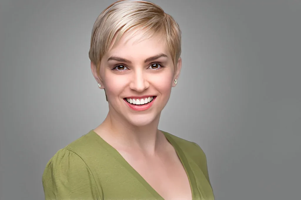 Master how to style short hair with a simple yet sophisticated look, featuring a green top and elegant pearl earrings.